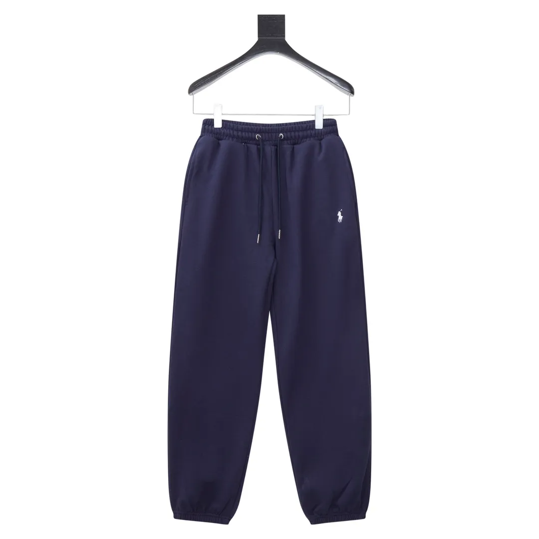 P180 model number Y560 Ralph Lauren Ralph Lauren suit sweatpants. Pure cotton with anti-static treatment. No dust, no loose hair. The elastic waist is used with a drawstring. Very friendly to the figure. The cotton is comfortable and soft. The upper body is casual and free. Regular beveled double pockets on both sides. The white brand logo on the left leg of the trouser leg collides with the black of the pants. Although it is small, it is quite recognizable. The brand adds a young and fashionable atmosphere to the original sense of luxury. It can be called a cold-proof weapon. A simple base layer is enough to withstand the severe cold and make it more fluffy and warm. Color: Navy SIZE: S-XL